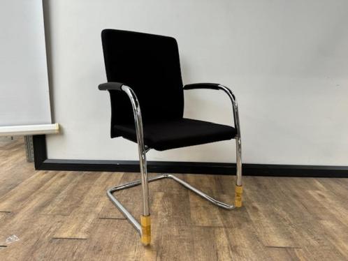Vergaderstoel zwart chromen frame stapelbaar, Antiek en Kunst, Antiek | Meubels | Stoelen en Sofa's, Ophalen