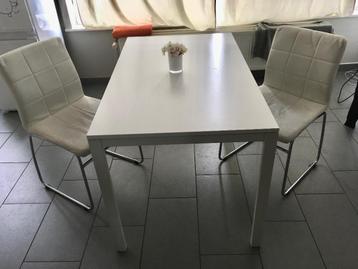 Tafels met stoelen beschikbaar voor biedingen