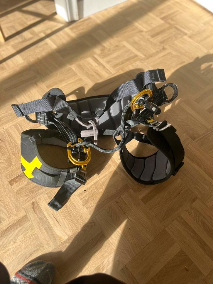 Harnais d'escalade Petzl Sequoia SRT — entretien des arbres, Sports & Fitness, Escalade, Comme neuf, Enlèvement