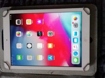 iPad Air 12.5.7 état neuf + pochette de protection beschikbaar voor biedingen