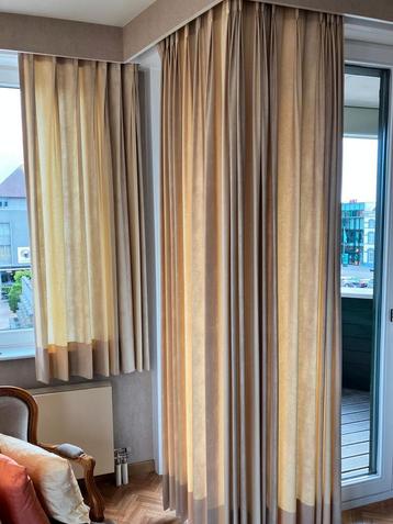 Gordijnen, licht geel en licht bruin als hoofdkleuren beschikbaar voor biedingen