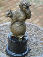 écureuil sur un gland en bronze signé sur marbre ., Antiquités & Art, Bronze, Enlèvement ou Envoi