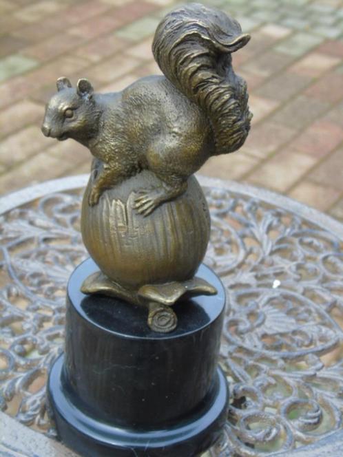 écureuil sur un gland en bronze signé sur marbre ., Antiquités & Art, Antiquités | Bronze & Cuivre, Bronze, Enlèvement ou Envoi