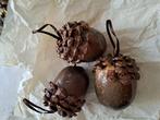 Drie decoratieve versieringen eikels, Ophalen of Verzenden