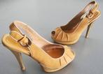 Suède Platform Hakken Pumps Geel/Goud, maat 37, Kleding | Dames, Schoenen, Gedragen, Ophalen of Verzenden, Bellucci, Pumps