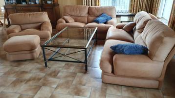 Comfortabel en stevig salon in nubuck inclusief salontafels beschikbaar voor biedingen