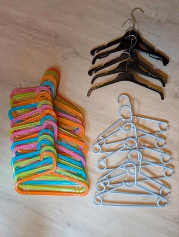 Set van 27 kinderhangers  beschikbaar voor biedingen