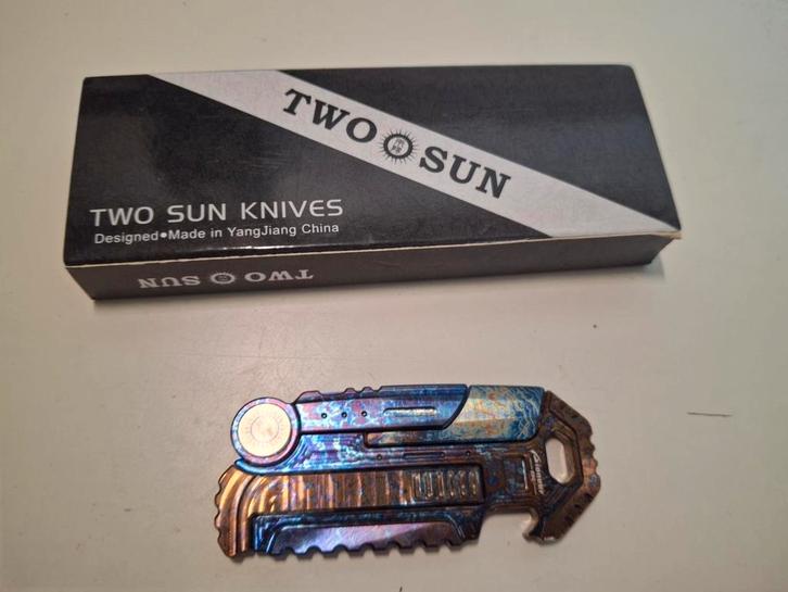 Two sun titanium multitool, Caravans en Kamperen, Kampeergereedschap, Zo goed als nieuw, Ophalen of Verzenden