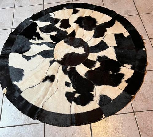 Koevellen 2 stuks dia 140 cm- grotere met stempel/ pony, Huis en Inrichting, Stoffering | Tapijten en Vloerkleden, Ophalen of Verzenden