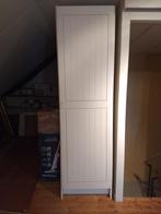 Hoge witte (kleer)kast uit hout met 5 legplanken., Huis en Inrichting, Ophalen