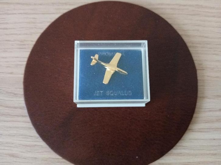 Pin Promavia Jet Squalus plaqué or 22ct Clivedon Collection, Collections, Aviation, Neuf, Autres types, Enlèvement ou Envoi