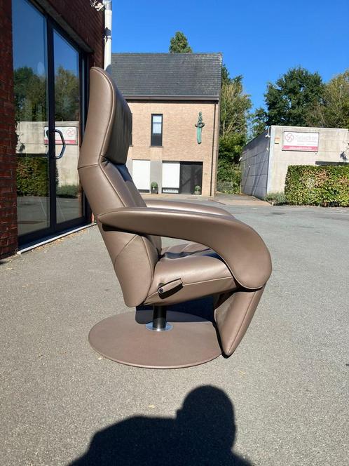 Zeer recente Jori Symphony relax stoel Lipano taupe leder, Huis en Inrichting, Fauteuils, Ophalen of Verzenden