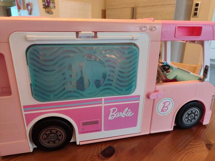 Barbie luxe kampeerwagen, Kinderen en Baby's, Speelgoed | Poppenhuizen, Zo goed als nieuw, Ophalen