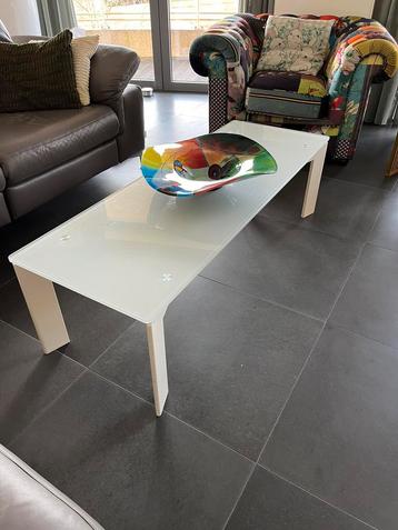 Witte, glazen salontafel