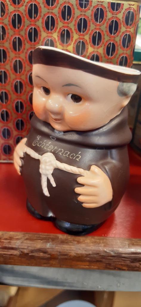 Goebel (hummel) Melkkannetje in de vorm van een Pater, Verzamelen, Beelden en Beeldjes, Zo goed als nieuw, Hummel, Ophalen of Verzenden