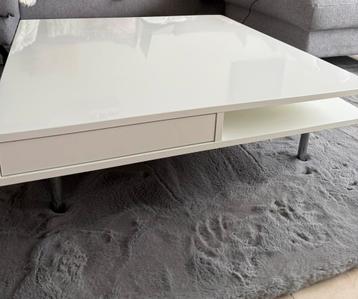 Witte salontafel beschikbaar voor biedingen