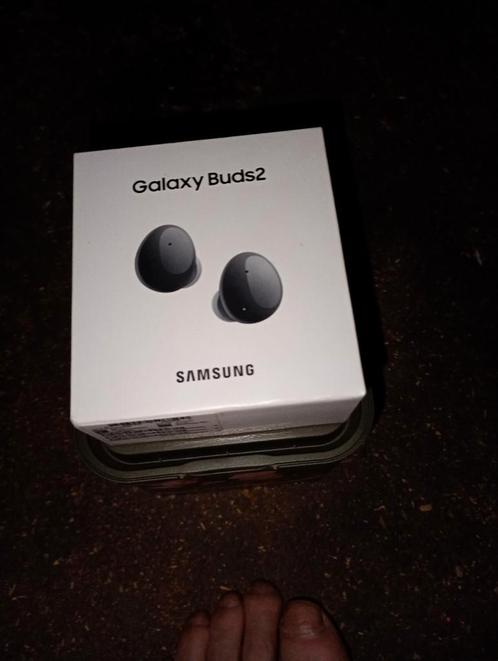 SAMSUNG GALAXY BUDS 2 NIEUW EN IN DE ORIGINELE VERPAKKING, Telecommunicatie, Mobiele telefoons | Oordopjes, Nieuw, In oorschelp (earbud)