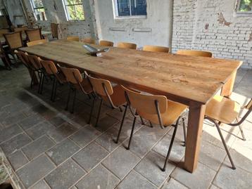 14 stoelen met een 360 cm lange boerentafel  beschikbaar voor biedingen