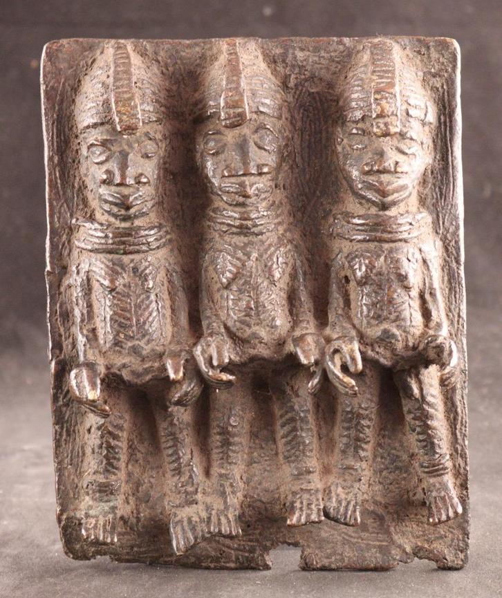 Antieke bronzen reliëfplaquette uit Benin, Antiek en Kunst, Kunst | Niet-Westerse kunst, Ophalen of Verzenden