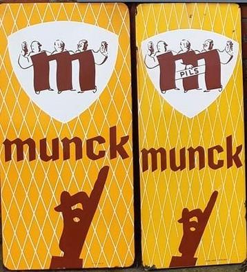 Dit rechtse bord gezocht van Munck pils brouwerij De Gomme  beschikbaar voor biedingen