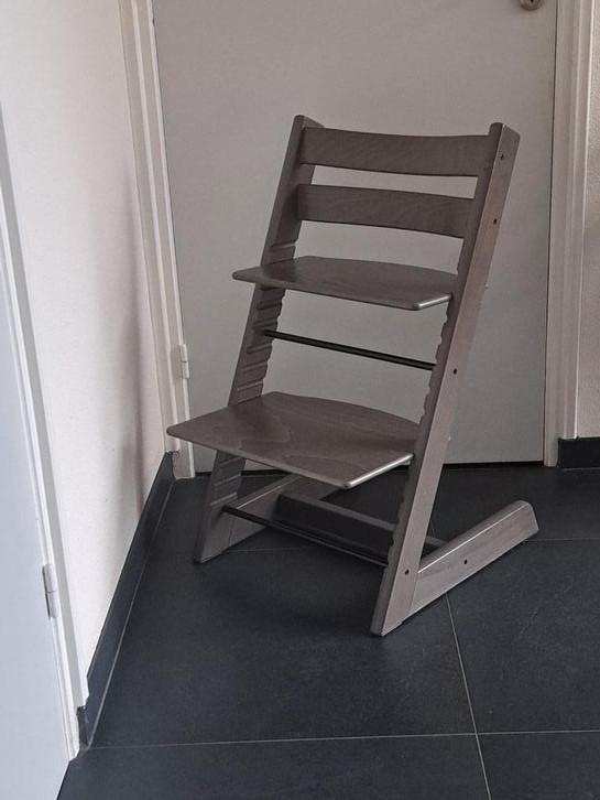 Stokke Tripp Trapp NIEUW MODEL in hazy grey, Kinderen en Baby's, Kinderstoelen, Zo goed als nieuw, Meegroeistoel, Ophalen
