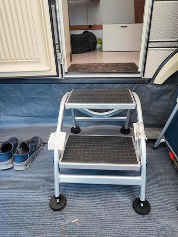 Darwin caravan trapje met twee treden  beschikbaar voor biedingen