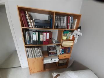 Boekenkast beschikbaar voor biedingen
