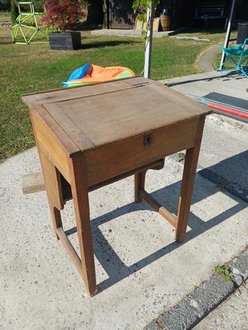 Ouderwets bureau beschikbaar voor biedingen