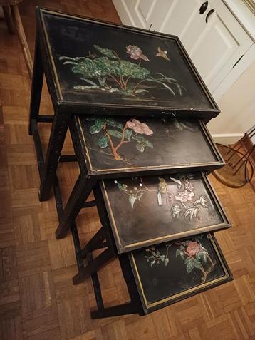 Complete set van 4 Chinese laktafels beschikbaar voor biedingen