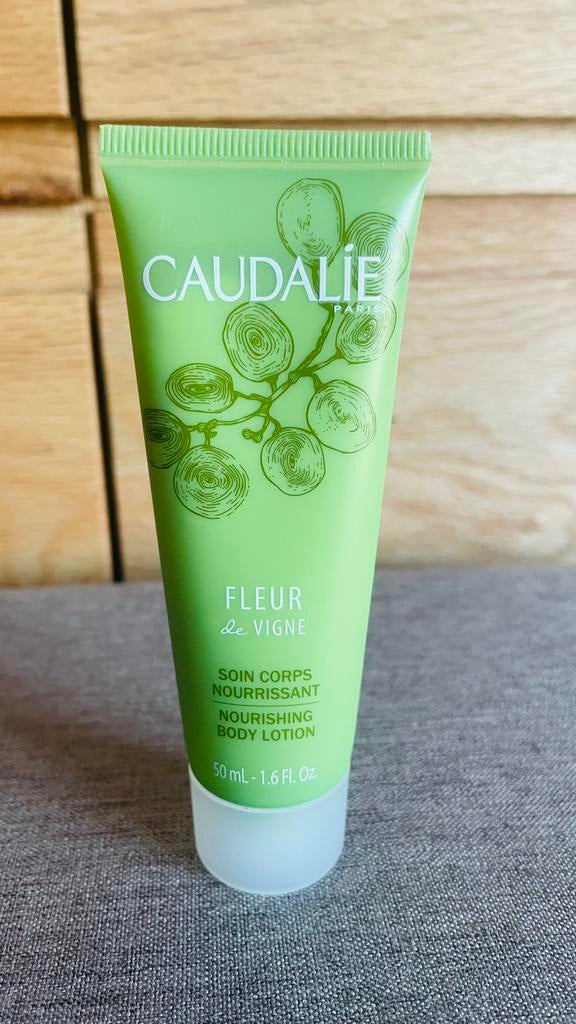 Caudalie Vine Flower voedende lichaamsverzorging 50ml, Handtassen en Accessoires, Uiterlijk | Gezichtsverzorging, Nieuw, Verzorging