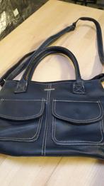 Donkerblauwe handtas, Enlèvement