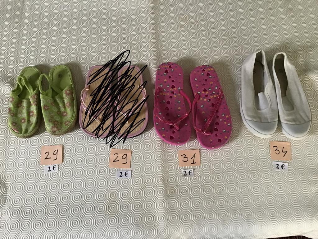 3 paar kinder pantoffels aan slechts 2 €, Ophalen of Verzenden, Zo goed als nieuw