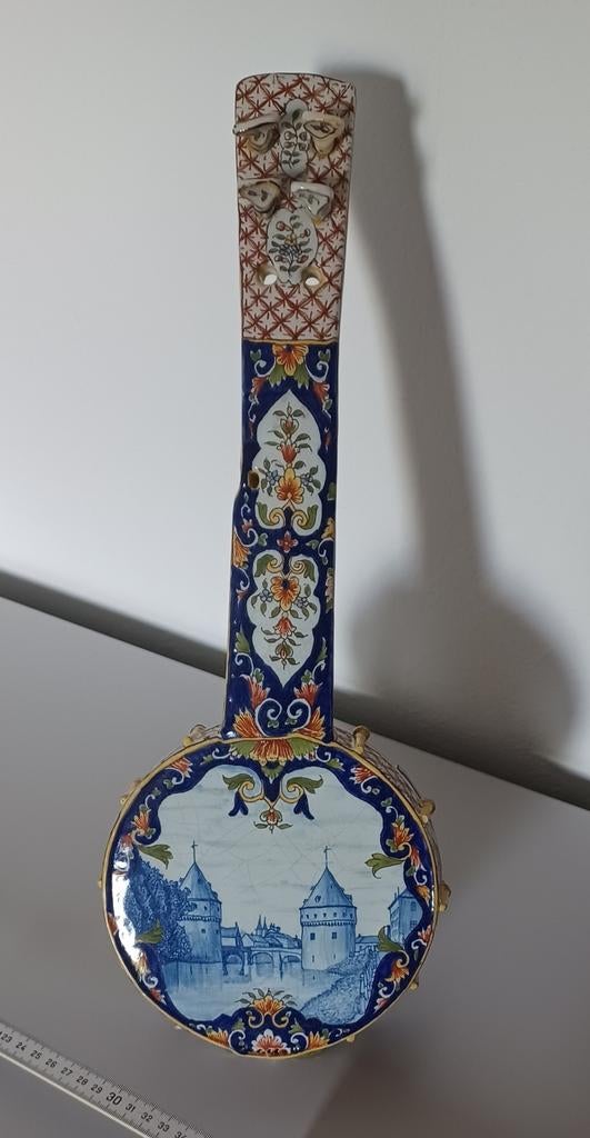 Ancienne Mandoline en faïence de Desvres. Hauteur 48cm., Antiquités & Art, Antiquités | Porcelaine, Enlèvement