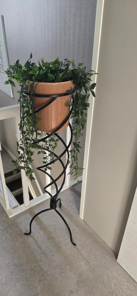 Staander met bloempot en namaak plant, Ophalen