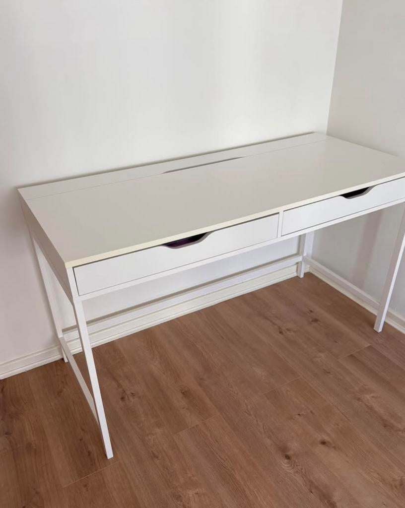 Bureau met twee lades en kabelgoot, Ophalen, Gebruikt, Kabelgoot, 133 cm