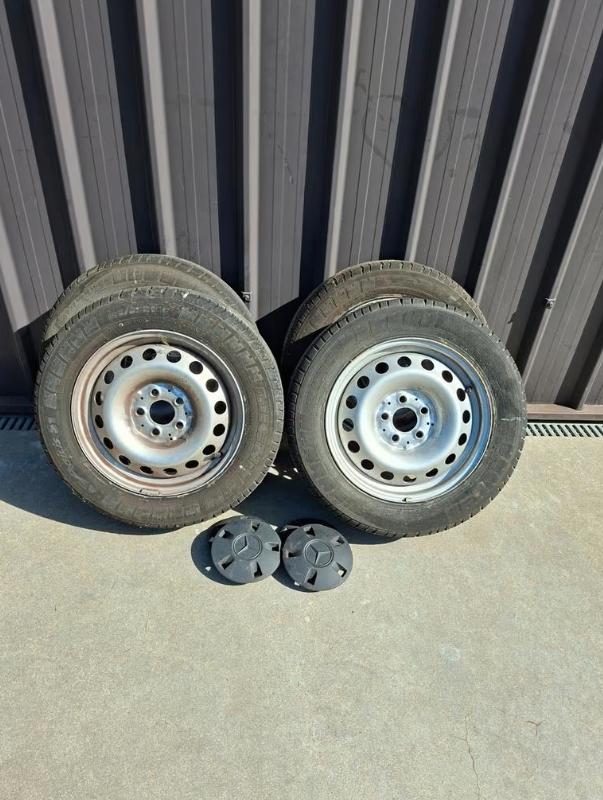 4 jantes en acier et pneus Mercedes Vito, Autos : Pièces & Accessoires, 16 pouces, Véhicule utilitaire, Pneu(s), Enlèvement