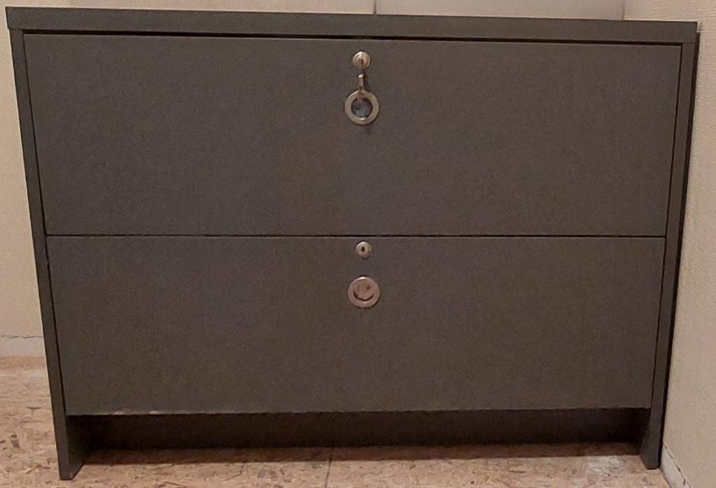 Commode grise - 2 tiroirs - 2 serrures - 2 clés originales, Maison & Meubles, Zie foto's, Moins de 100 cm, Comme neuf, 100 à 150 cm