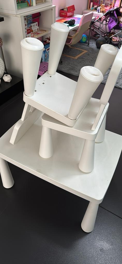 Ikea kindertafel met 2 stoelen, Kinderen en Baby's, Ophalen, Zo goed als nieuw, Tafel(s)