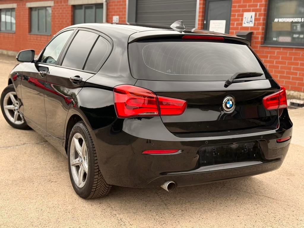 BMW 1 SERIE ✅116i NOIR AIRCO DISTRIBUTIE NIEUW !, Auto's, 1350 kg, Zwart, Bedrijf, 5 deurs