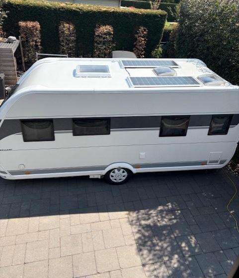 Hobby Excellent WFB495 van 2025, Caravans en Kamperen, Caravans, Particulier, tot en met 4, 1250 - 1500 kg, Rondzit, Hobby, Vast bed