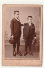 Photo Cabinet 2 jeunes garçons chapeaux (communiant?) Anvers, Enlèvement ou Envoi, Utilisé, Enfant, Photo