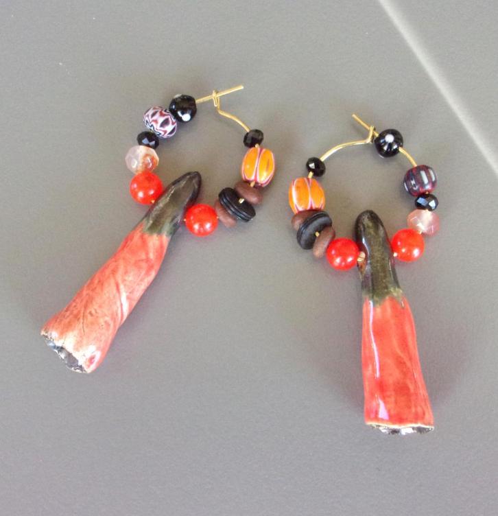 Oranje en zwarte oorringen van keramiek en topaas, Handtassen en Accessoires, Oorbellen, Nieuw, Hangers, Overige materialen, Oranje