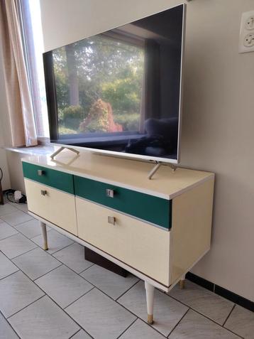 Vintage TV-meubel beschikbaar voor biedingen