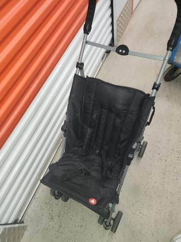 Buggy met zonnekap en regenkap disponible aux enchères