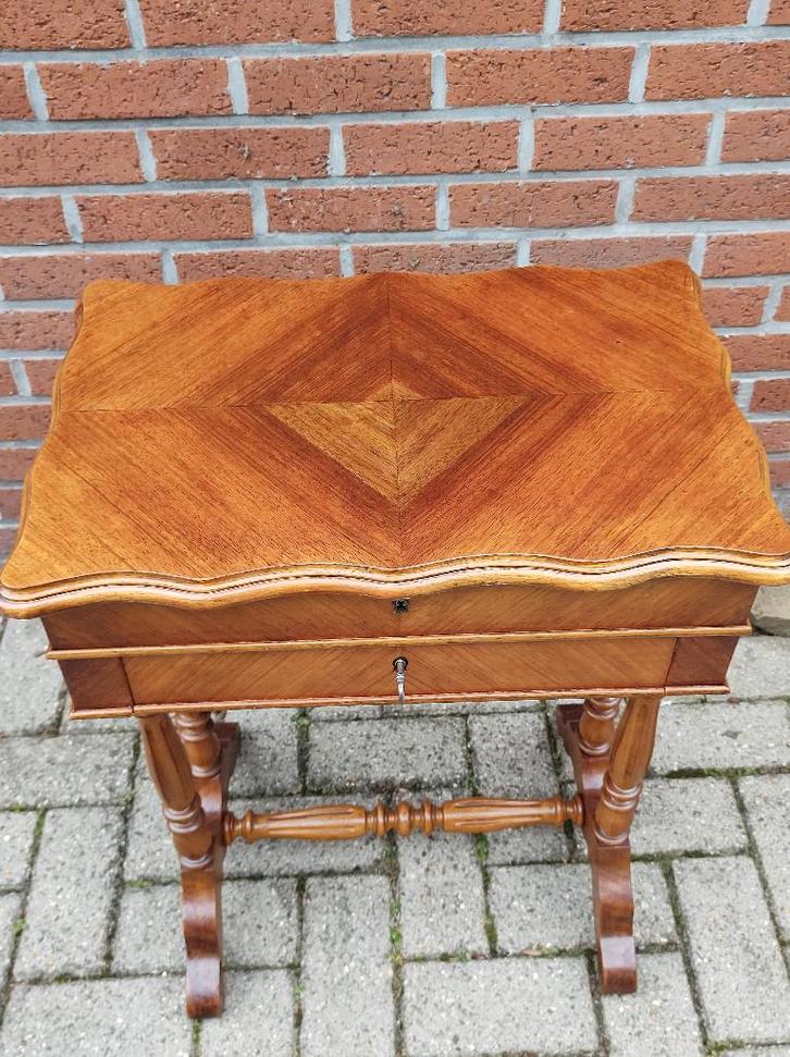 Superbe coiffeuse/travailleuse/table d’appoint – fin 19ème, Antiquités & Art, Antiquités | Meubles | Armoires, Enlèvement