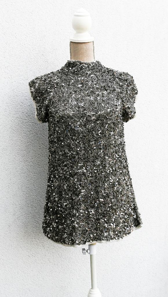 Prachtige zilveren blouse met geborduurde pailletten, maat M, Kleding | Dames, Blouses en Tunieken, Nieuw, Maat 38/40 (M), Ophalen of Verzenden