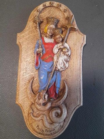 Gipsen paneel met de Notre Dame beschikbaar voor biedingen