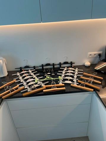 27 kapstokken voor broeken  beschikbaar voor biedingen