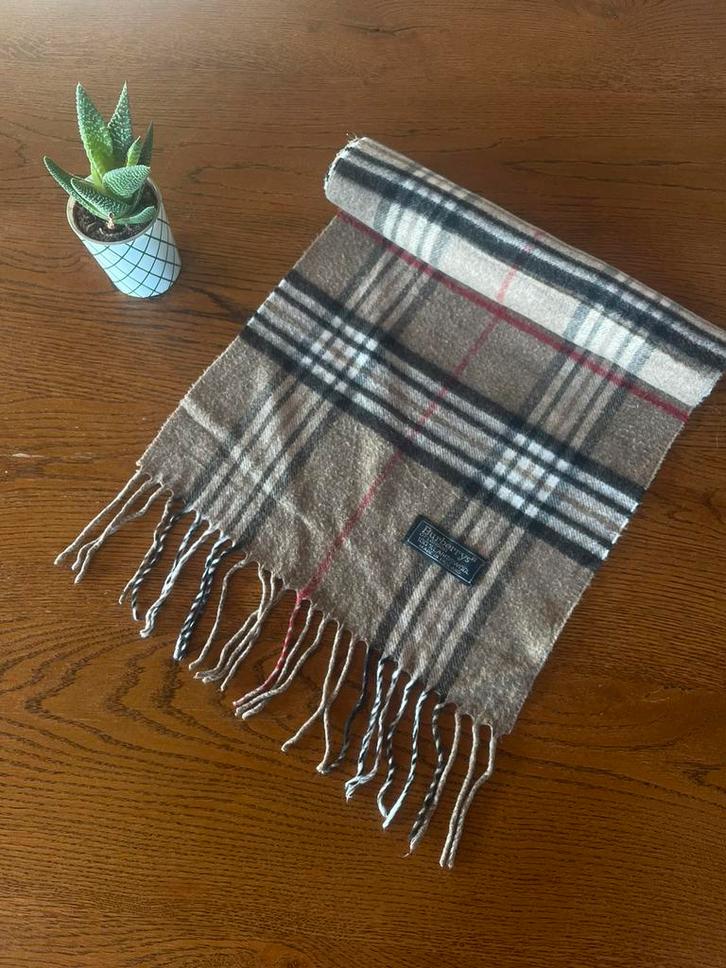 Burberry sjaal, Kleding | Dames, Mutsen, Sjaals en Handschoenen, Zo goed als nieuw, Sjaal, Ophalen of Verzenden