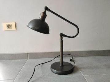 Lampe de bureau en métal
